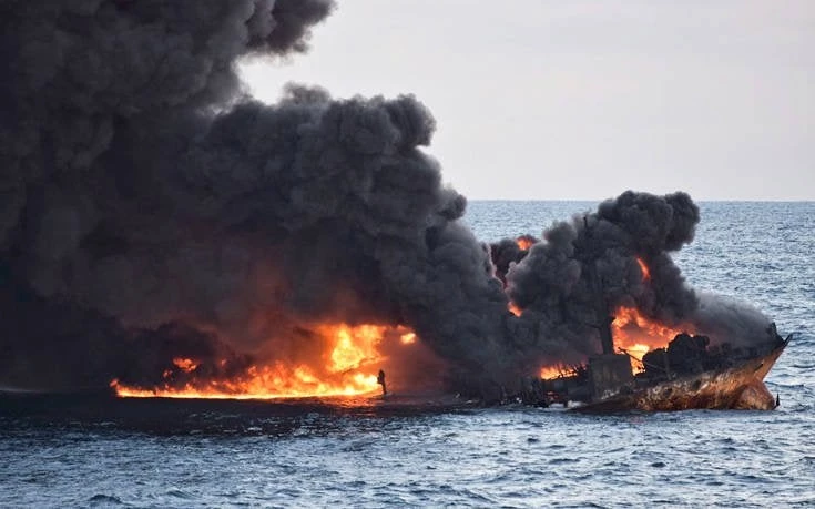 Δυο τεράστιες πετρελαιοκηλίδες σχηματίστηκαν στην επιφάνεια μετά το ναυάγιο του ιρανικού δεξαμενόπλοιου